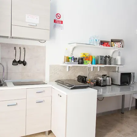 Metro Young בית הארחה *